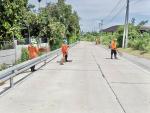 ดำเนินการตัดหญ้า เก็บกวาดขยะ ถนนภายในเขตเทศบาลตำบลพานทอง