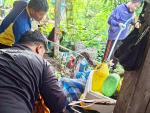 ลงพื้นที่ตรวจสอบจับสัตว์เลื้อยคลานประเภทงู และนำปล่อยกลับคืน