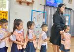 จัดการเรียนการสอนภาษาอังกฤษของนักเรียนชั้นอนุบาล 1 จากบุคลาก