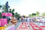 เข้าร่วมพิธีวางพวงมาลาถวายราชสักการะ เพื่อน้อมรำลึกในพระมหาก