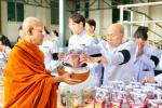 เข้าร่วมพิธีเจริญพระพุทธมนต์ และทำบุญตักบาตรพระสงฆ์ ถวายพระร