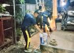 ลงพื้นที่ตรวจสอบ และดำเนินการกำจัดรังต่อ บริเวณบ้านพักประชาช