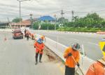 ดำเนินการทำความสะอาด กวาดพื้นเกาะกลางถนนบริเวณโค้งพานทอง หมู