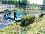 นำเรือกำจัดวัชพืชน้ำ ลงพื้นที่ดำเนินการกำจัดผักตบชวาและวัชพื