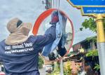 ดำเนินการทำความสะอาดเช็ดคราบสกปรกและฝุ่นละอองกระจกโค้งจราจรใ